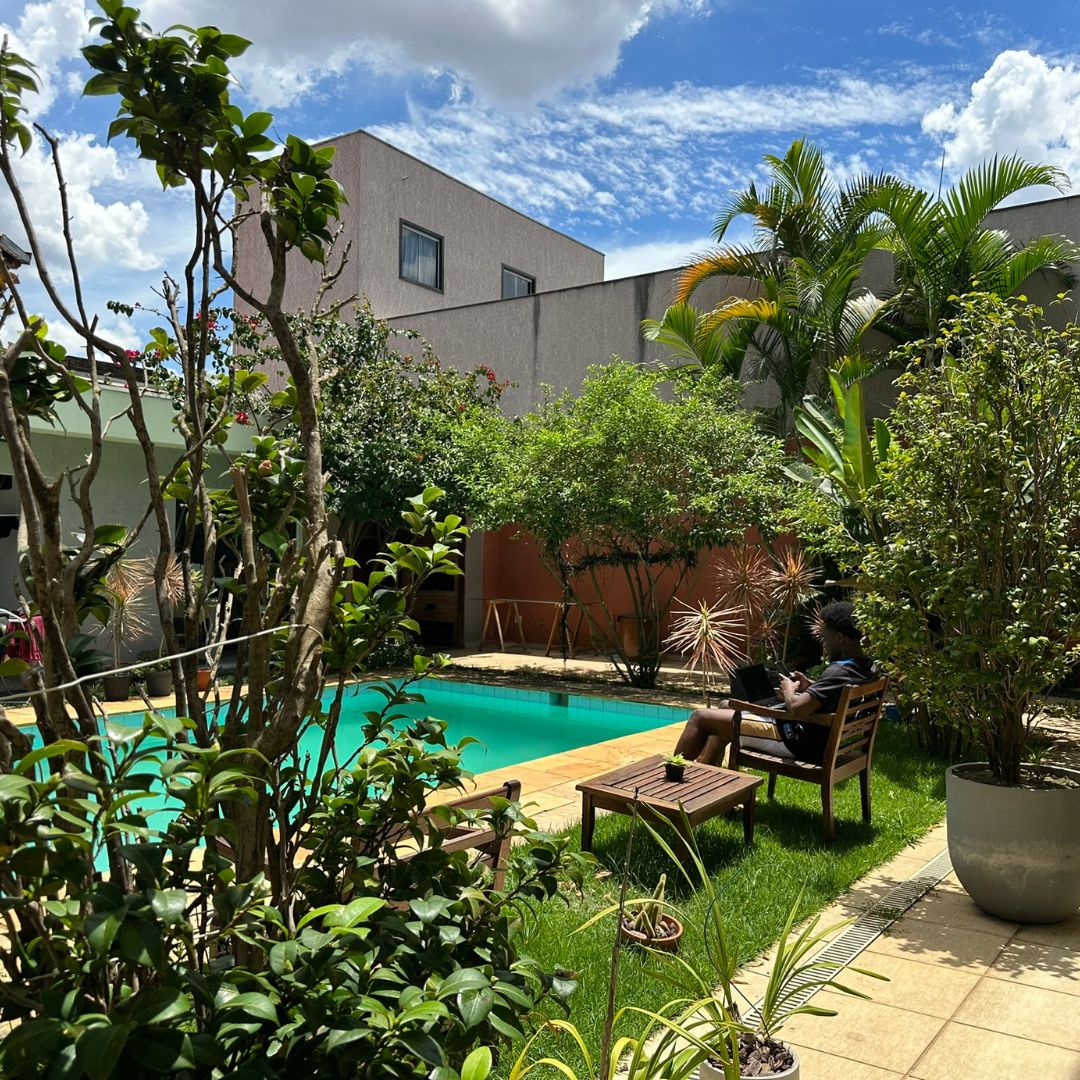 Jardim e piscina do Coliving Morumbi