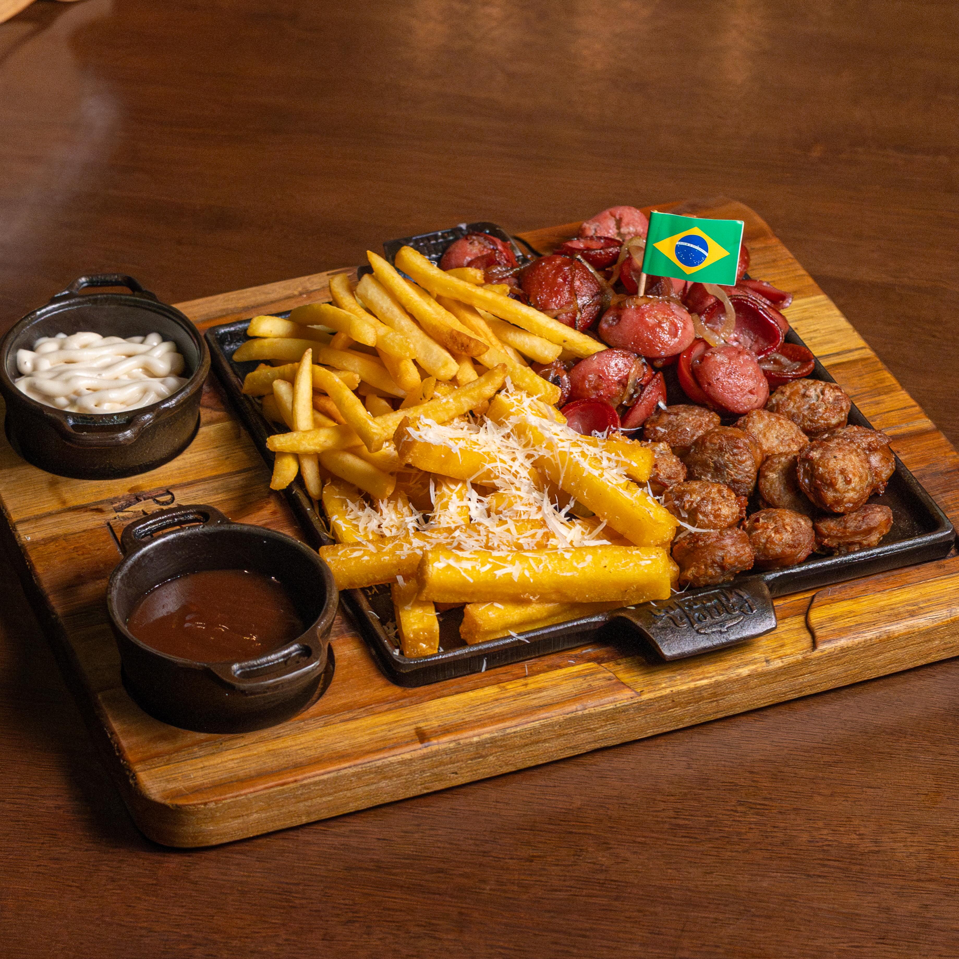 Tábua de petiscos com fritas, polenta e linguiças da Cozinha de Fogo